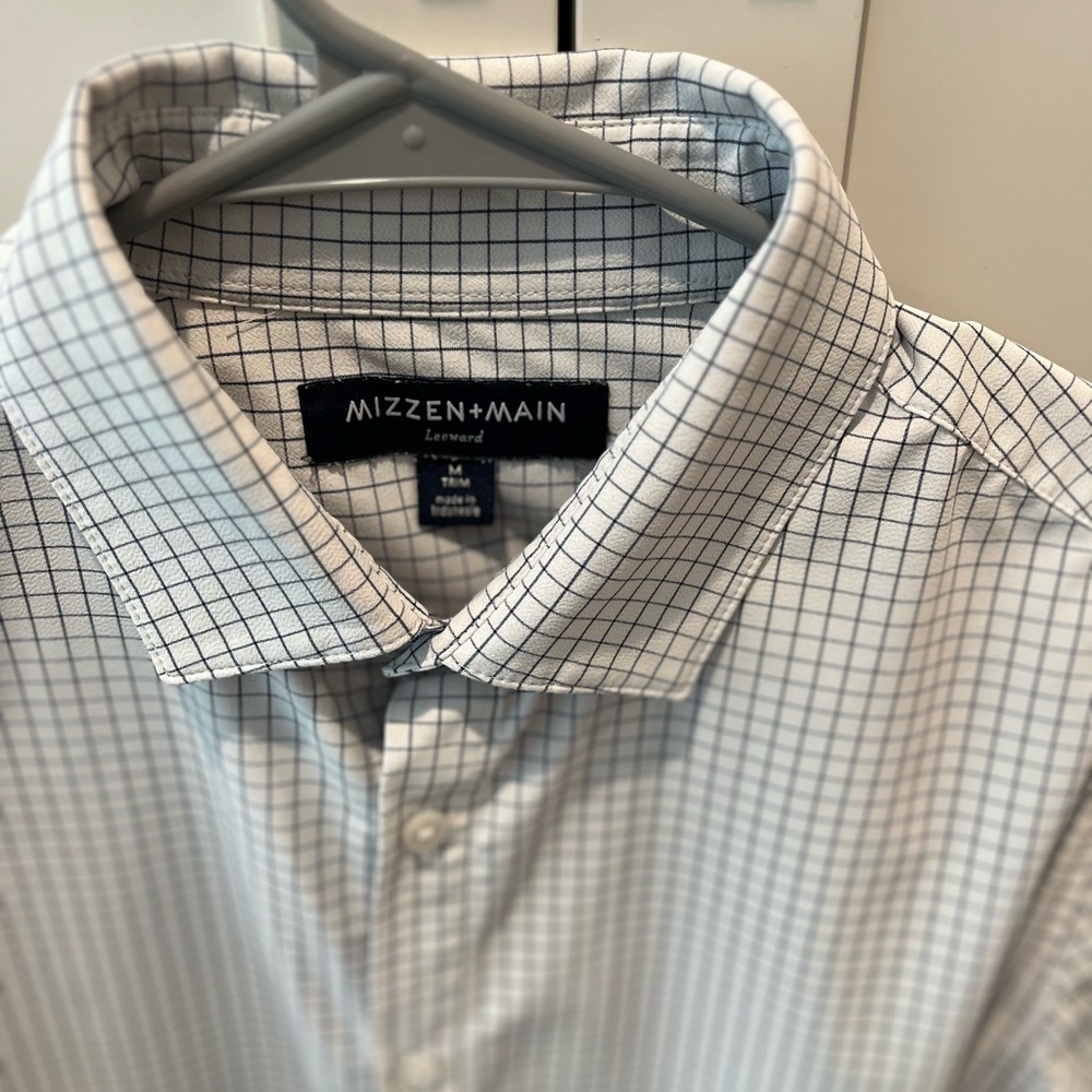 Medium trim fit Mizzen + Main Leeward Dress Shirt. White and navy check.